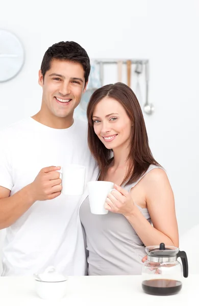 Porträt eines Paares, das beim Frühstück Kaffee trinkt — Stockfoto