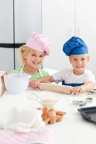 Słodkie rodzeństwo pieczenia ciasteczka razem w kicthen — Zdjęcie stockowe