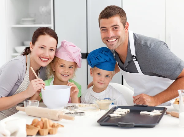 一个快乐的家庭烹饪心虚的蛋糕的肖像 — 图库照片