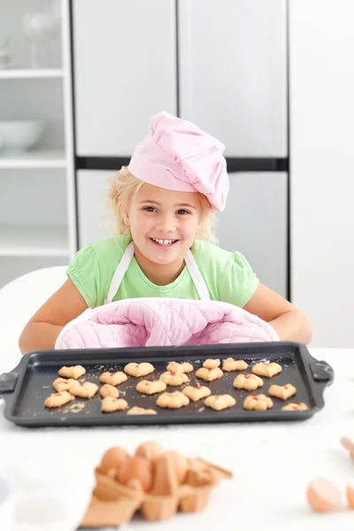 Sevimli küçük kız shoing kamera için onun kurabiye — Stok fotoğraf