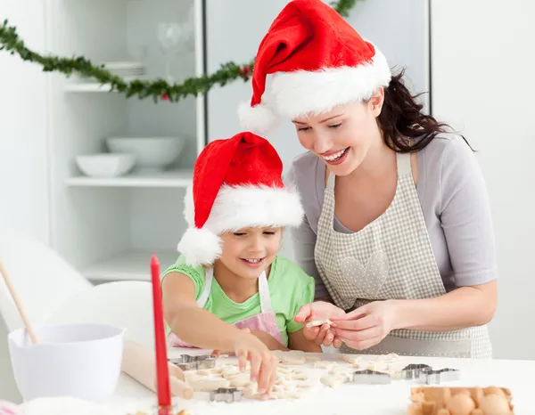 Krásná matka a dcera připravovat vánoční cukroví — Stock fotografie