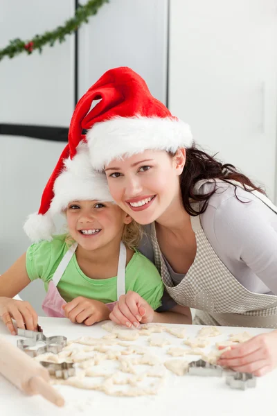 Krásná matka a dcera vaření vánoční sušenky — Stock fotografie