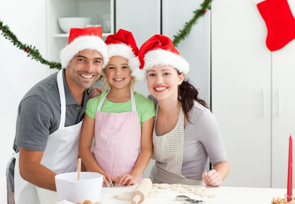 Ritratto di un uomo con moglie e figlia che cucina biscotti natalizi — Foto Stock