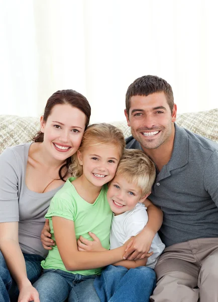 Porträtt av en lycklig familj hemma — Stockfoto
