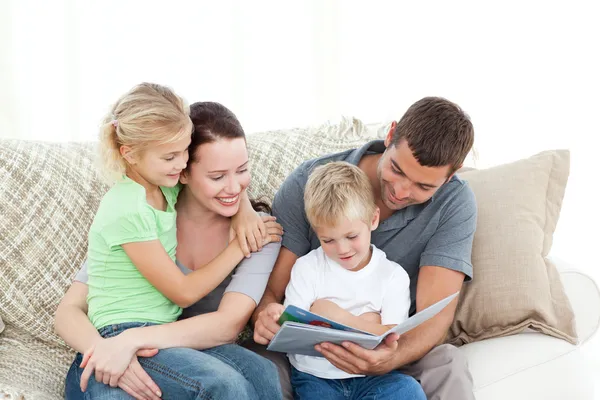 Urocza ojca i syna, czytając książkę do ich rodziny — Zdjęcie stockowe