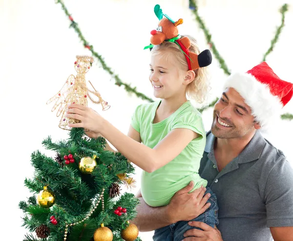 Милая маленькая девочка украшает елку своим отцом — стоковое фото