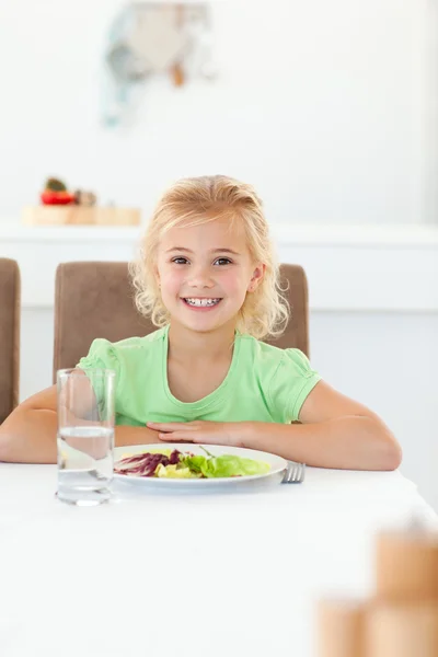 Slim meisje zitten aan een tafel te eten van haar gezonde salade — Stockfoto