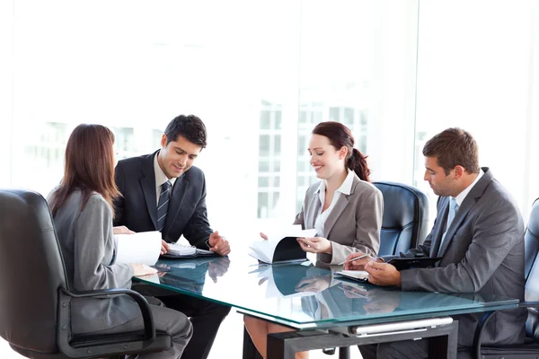 Cuatro negocios durante una reunión — Foto de Stock