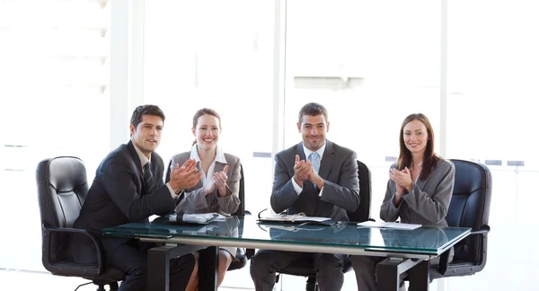 Glada businessteam applåderar under en presentation — Stockfoto