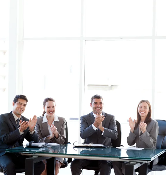 Χαρούμενα businessteam χειροκροτούν στη διάρκεια μιας παρουσίασης — Φωτογραφία Αρχείου