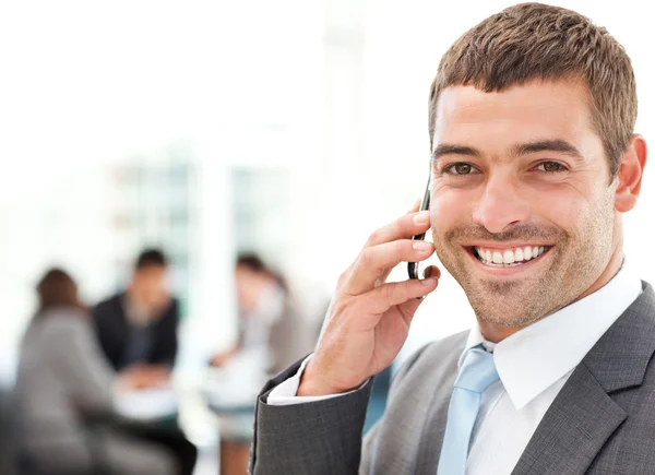 Knappe zakenman aan de telefoon op de voorgrond — Stockfoto