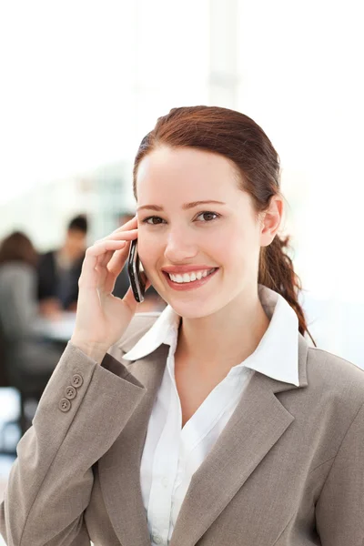 Schattig zakenvrouw op de telefoon op de voorgrond — Stockfoto