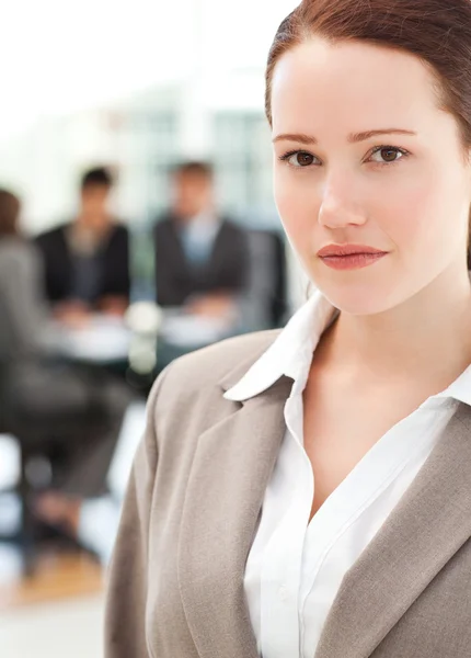 Attraktive Geschäftsfrau bei einem Treffen mit ihrem Team — Stockfoto