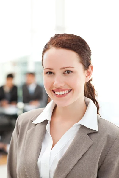 Entzückende Geschäftsfrau während eines Treffens mit ihrem Team — Stockfoto