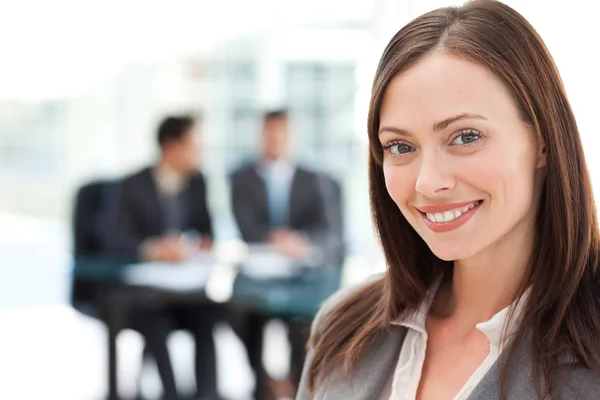 Vrolijke zakenvrouw tijdens een vergadering met haar twee mannelijke collea — Stockfoto