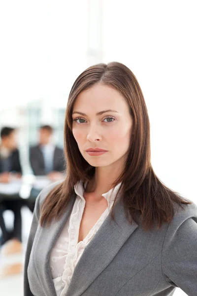Mulher de negócios séria durante uma reunião com dois empresários — Fotografia de Stock