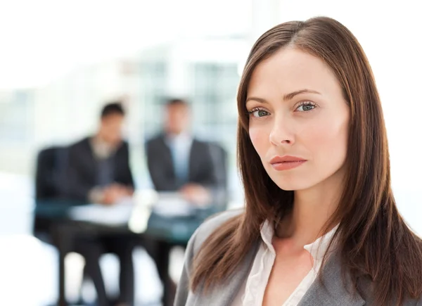 Beautiful businesswoman standing during a presentation with her — Stock Photo, Image