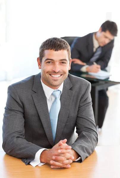 Vrolijke zakenman tijdens een bijeenkomst met een collega — Stockfoto