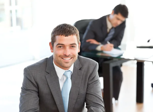 Empresário feliz em primeiro plano durante uma reunião — Fotografia de Stock