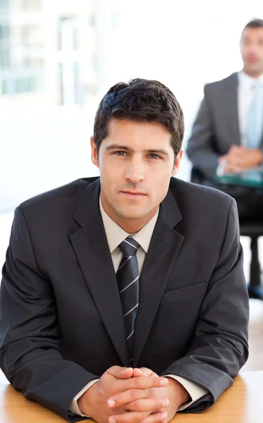 Empresário concentrado durante uma reunião com um colega — Fotografia de Stock