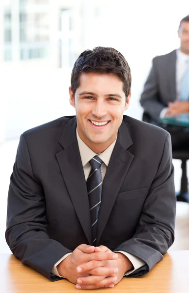 Hombre de negocios feliz durante una entrevista con un colega —  Fotos de Stock