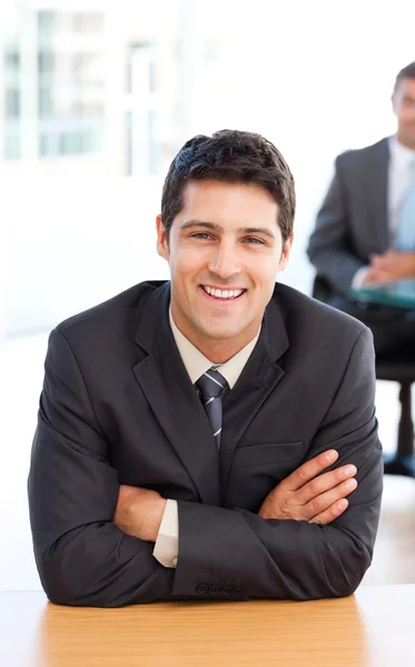 Blij zakenman op de voorgrond tijdens een ontmoeting met een — Stockfoto