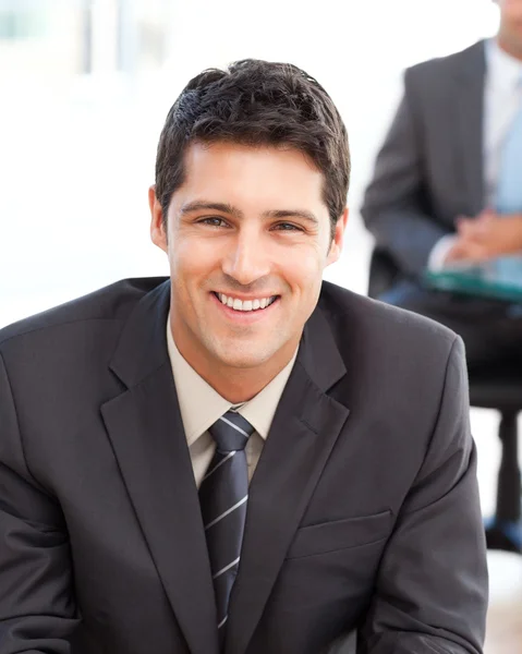 Щасливий бізнесмен на передньому плані під час зустрічі з фризом — стокове фото