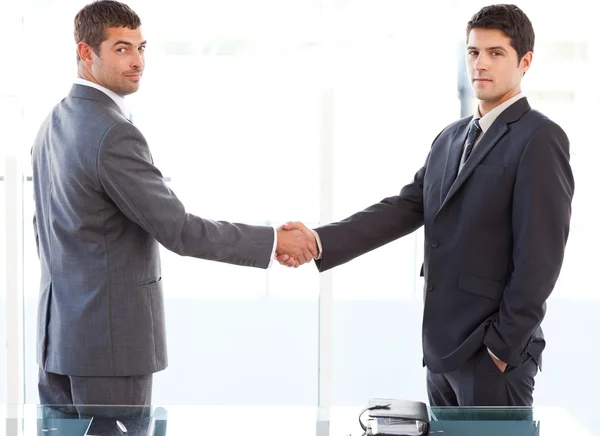 Deux hommes d'affaires charismatiques serrant la main debout dans le bureau — Photo