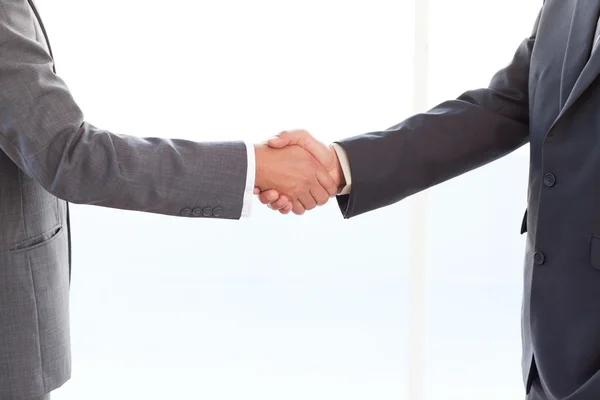 Close up de empresários apertando as mãos depois de uma reunião — Fotografia de Stock