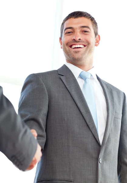 Debajo de la vista de un hombre de negocios feliz concluyendo un acuerdo con un partn — Foto de Stock