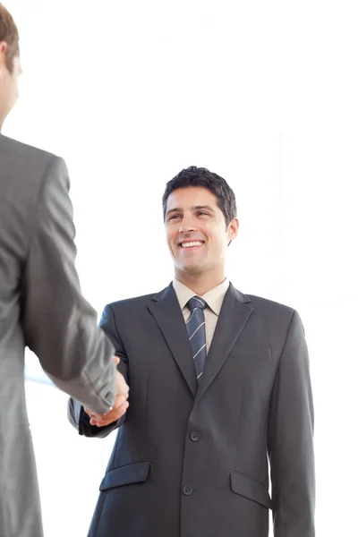 Empresários encantados apertando as mãos depois de uma reunião — Fotografia de Stock