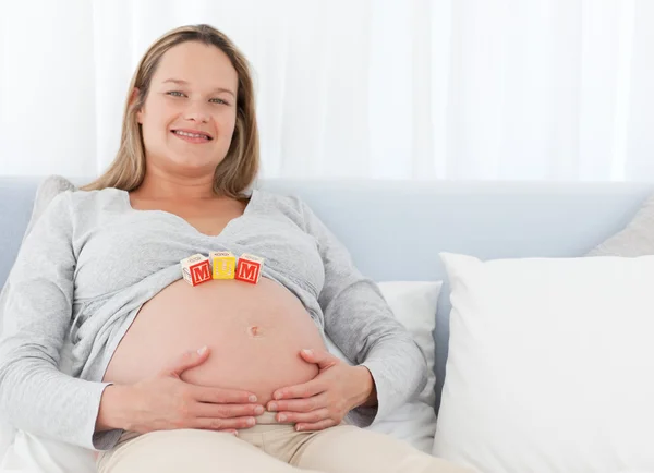 Glücklich zukünftige Mutter mit Würfeln auf ihrem Bauch — Stockfoto