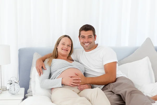 Pozorný člověk dotýká břicho své manželky — Stock fotografie