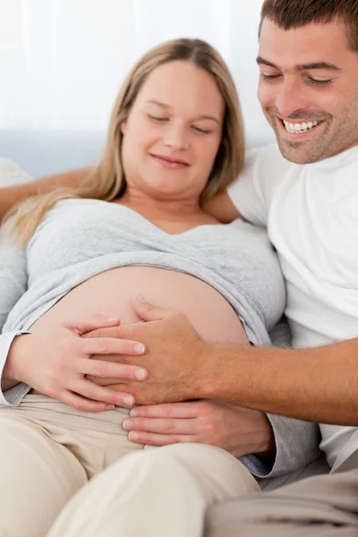 Retrato de futuros pais sentindo seu bebê — Fotografia de Stock
