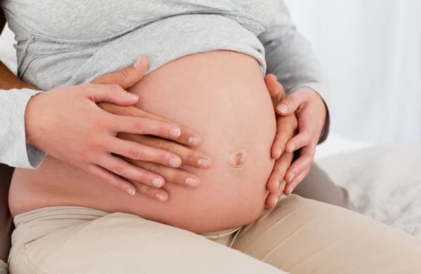 Futuros padres poniendo sus manos en el vientre de la mujer — Foto de Stock