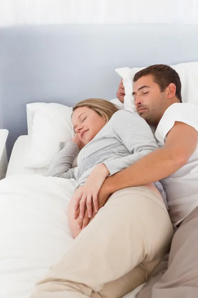 Υπέροχο μέλλοντες γονείς κοιμούνται στην κρεβατοκάμαρα — Φωτογραφία Αρχείου