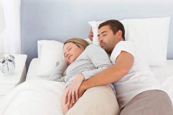 Couple mignon de futurs parents faire une sieste — Photo