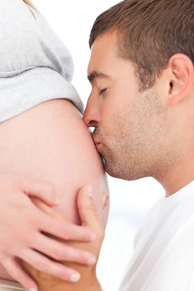 Futur père embrassant le ventre de sa femme enceinte — Photo