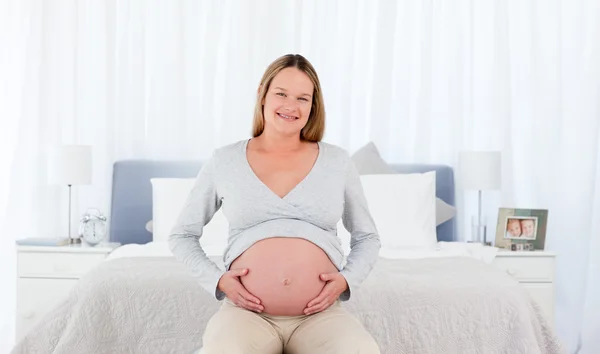 Joyfull těhotná žena v ložnici — Stock fotografie