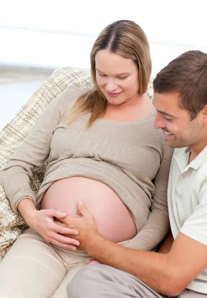 Belos futuros pais sentindo seu feto sentado em t — Fotografia de Stock