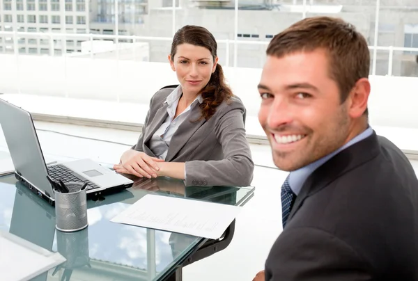 Счастливый бизнесмен и деловая женщина работают вместе над ноутбуком — стоковое фото