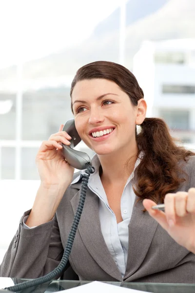 Χαρούμενα usinesswoman μιλώντας στο τηλέφωνο — Φωτογραφία Αρχείου