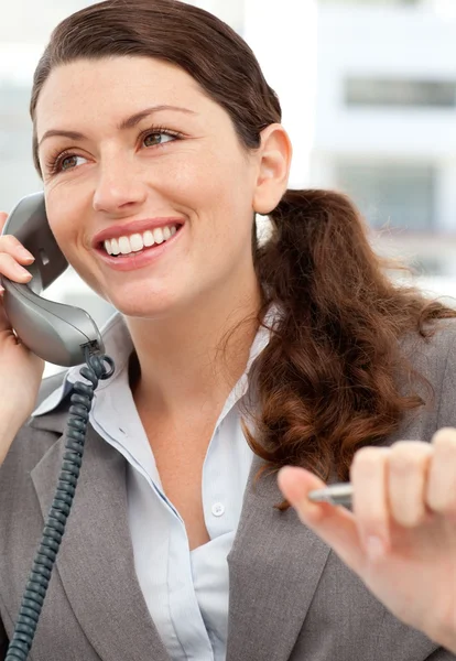 Usmívající se obchodnice mluví po telefonu — Stock fotografie