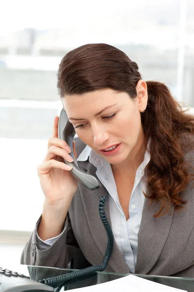 Kobieta koncentrat rozmawia przez telefon — Zdjęcie stockowe