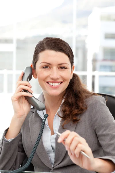 Szczęśliwa kobieta rozmawia przez telefon — Zdjęcie stockowe