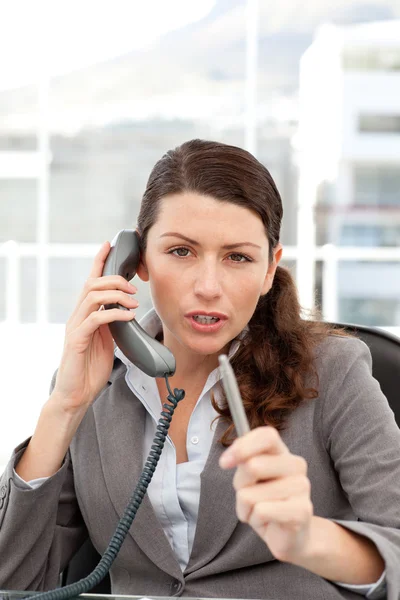 Ontevreden zakenvrouw praten over de telefoon — Stockfoto