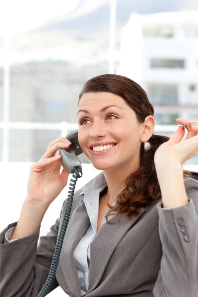 Χαρούμενη επιχειρηματίας, μιλώντας στο τηλέφωνο — Φωτογραφία Αρχείου