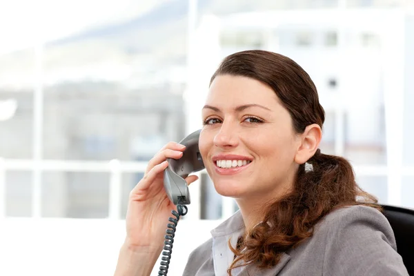 Ładna kobieta rozmawia przez telefon — Zdjęcie stockowe