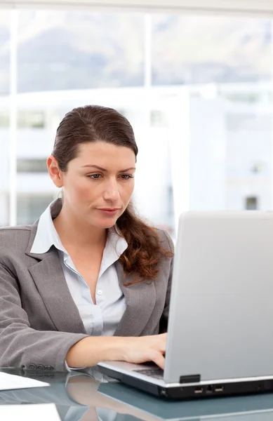 Pretty woman working on the computer — Stock Photo, Image