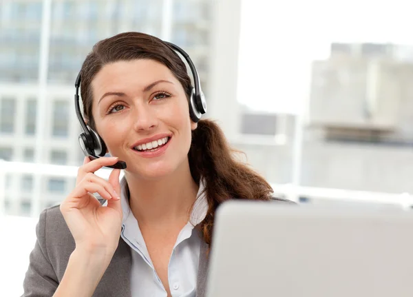 Thoughtful businesswoman talking on the phone while working on h — Stock Photo, Image